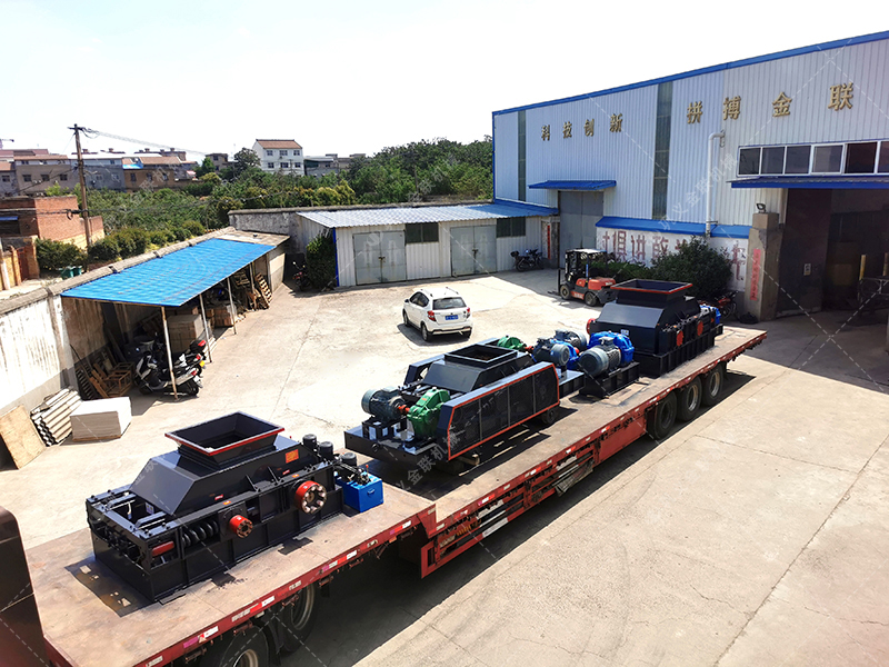 1200*1200雙齒輥破碎機(jī)，兩臺900*900軌道移動雙齒輥破碎機(jī)發(fā)往云南
