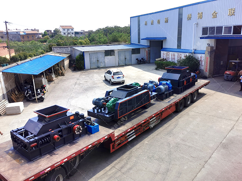 1200*1200雙齒輥破碎機(jī)，兩臺900*900軌道移動雙齒輥破碎機(jī)發(fā)往云南