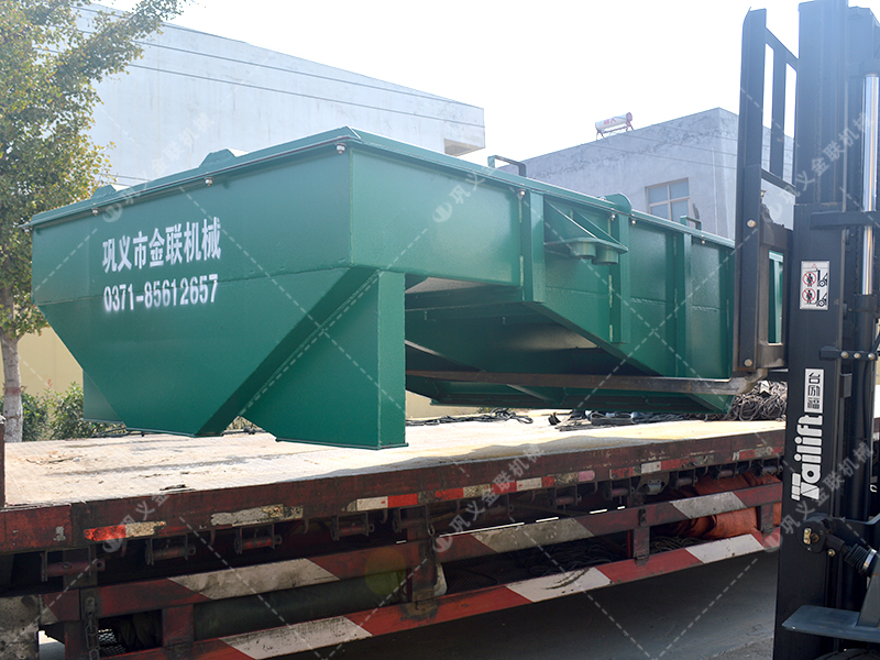 兩臺(tái)小型對(duì)輥破碎機(jī)和直線(xiàn)篩發(fā)貨圖片_發(fā)往江蘇南通_處理硅石