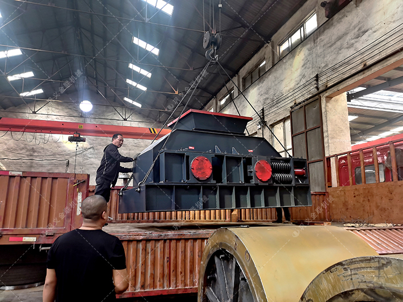 如何選擇青石制砂設(shè)備，時(shí)產(chǎn)50噸對(duì)輥制砂機(jī)多少錢(qián)一臺(tái)？